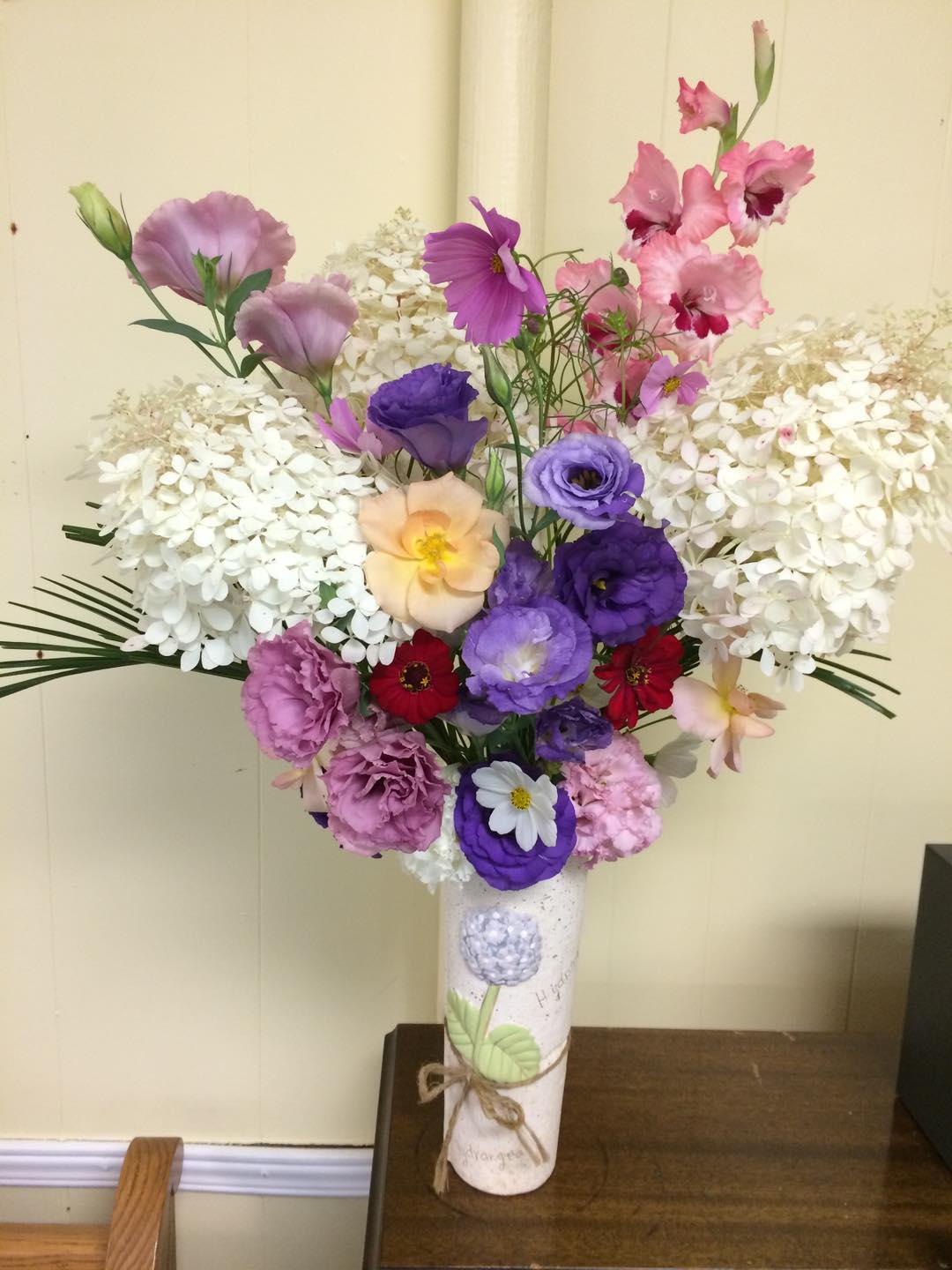 On August 25, 2024, our popular Cafe Church service was held downstairs at St. Luke's in Hubbards. Clair MacInnis led the service and was assisted by Jackie Snair. The theme of today's service was Bread and we were also treated to some home-made bread made by Clair. Today's garden bouquet included hydrangea, different coloured lisianthus, red zinnias, peach shrub roses, white and pink cosmos and two-tone pink gladiolus.
